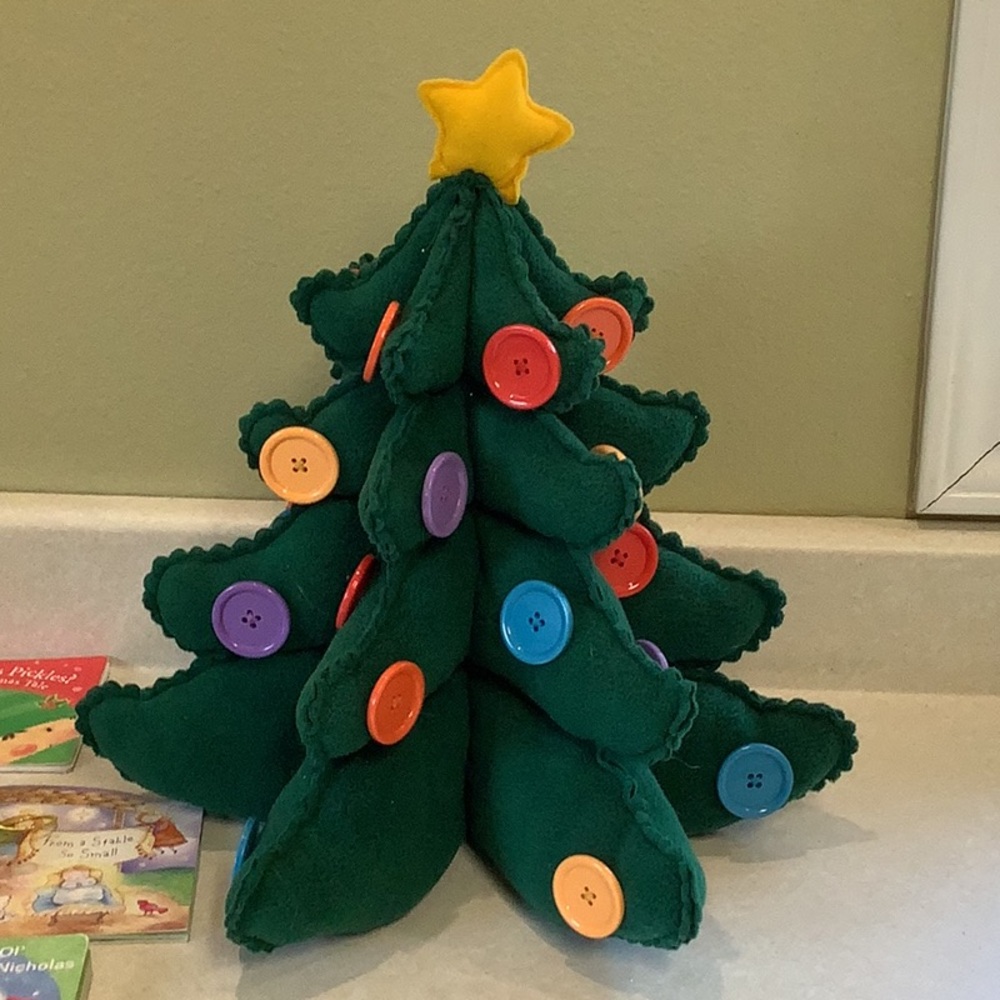Hallmark Keepsake Kids Christmas Tree/3 books with ornaments